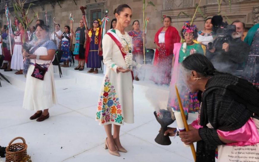 Claudia Sheinbaum recibe bastón de mando y asume 100 compromisos