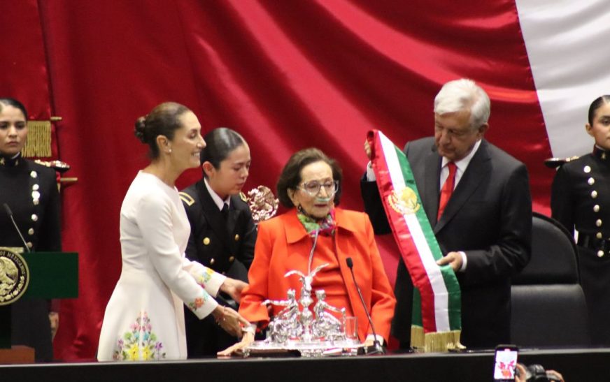 Ifigenia Martinez le entrega la banda presidencial a Sheinbaum