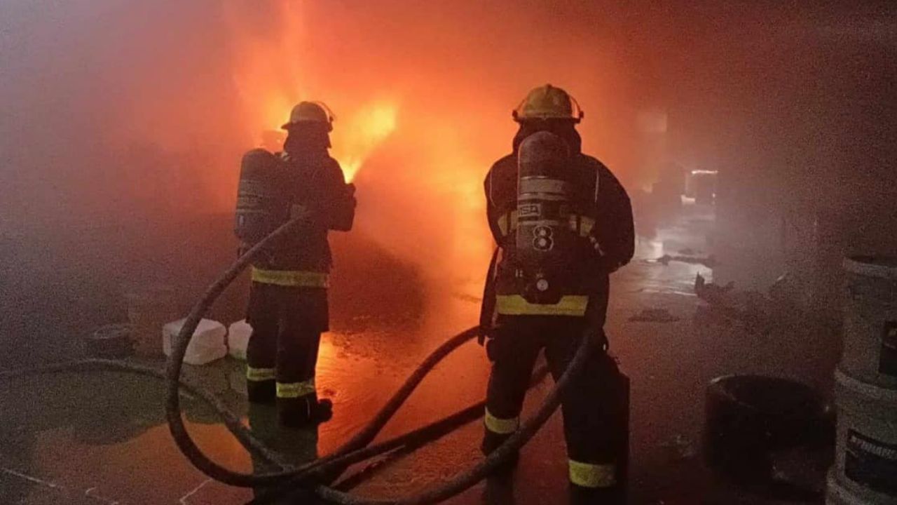 Incendio en fábrica de aceites moviliza a bomberos en San Andrés Cholula