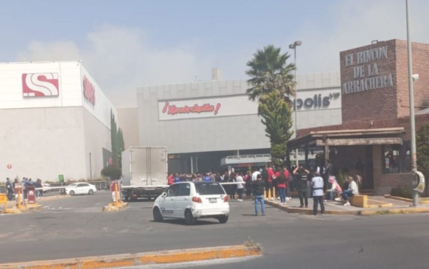 Desalojan Plaza las Américas en Ecatepec por fuerte incendio