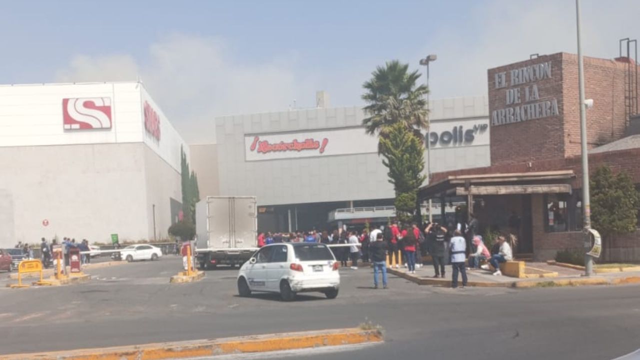 Desalojan Plaza las Américas en Ecatepec por fuerte incendio