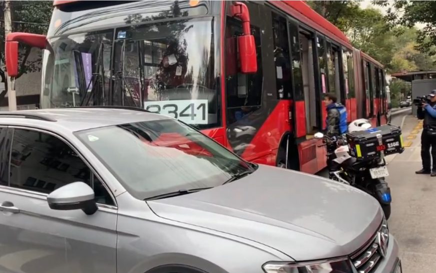 Metrobús choca contra camioneta que se pasa el alto en Eje 4; al menos 10 heridos