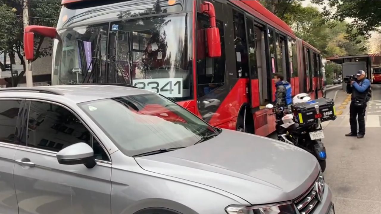 Metrobús choca contra camioneta que se pasa el alto en Eje 4; al menos 10 heridos