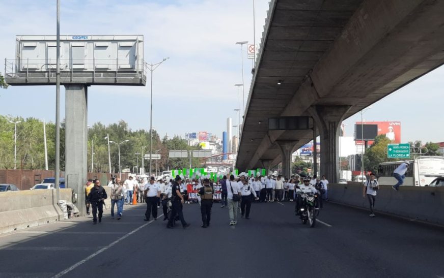 Marcha de transportistas y comerciantes en Naucalpan causa caos en Periférico Norte