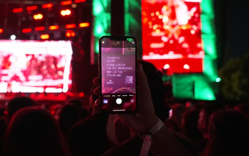 ¡Adiós a los celulares durante conciertos! Heineken pide guardar los teléfonos durante festival