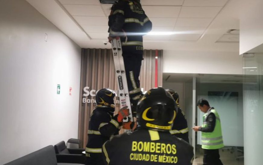 Corto circuito genera movilización de bomberos en un banco de Plaza Inn