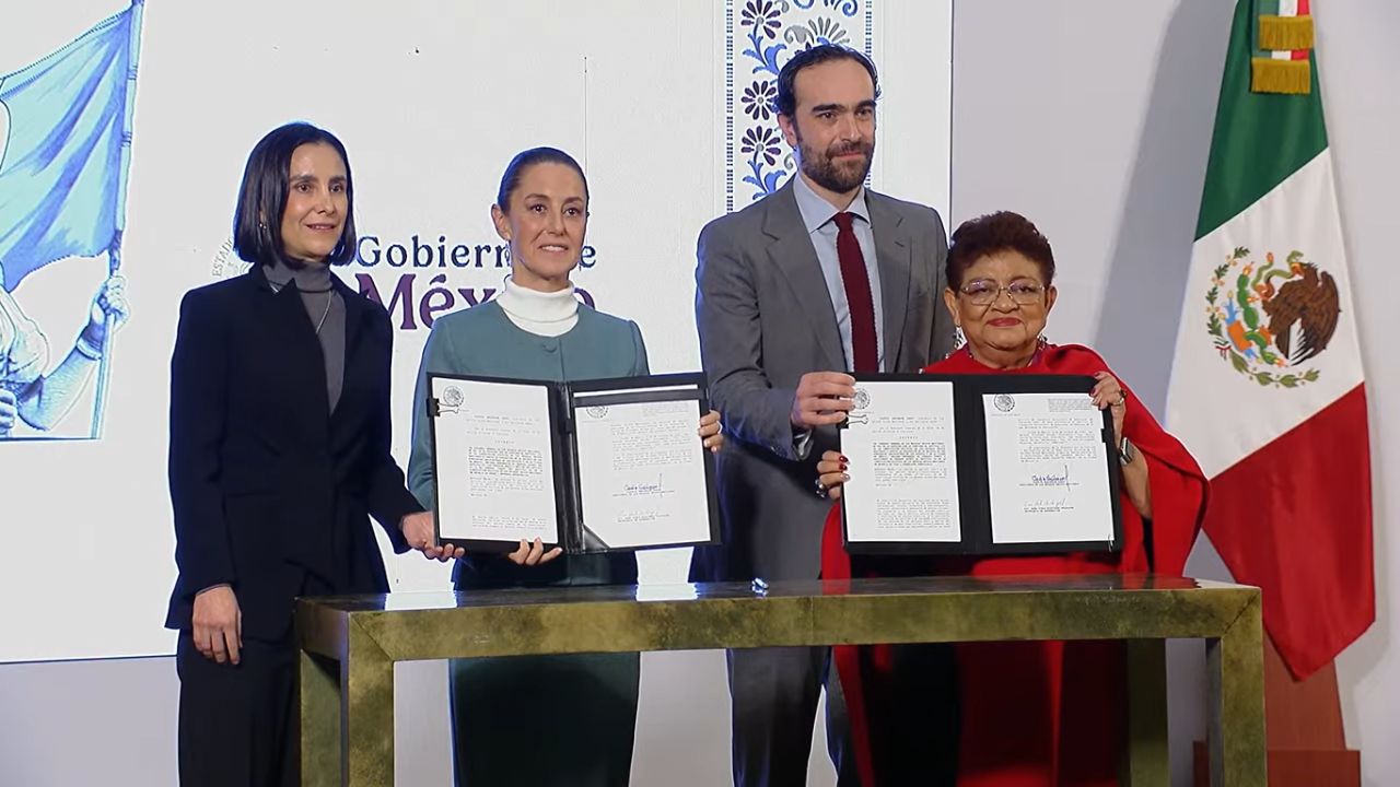 Sheinbaum firma decreto que devuelve CFE y PEMEX al pueblo; anuncia reforma ferroviaria