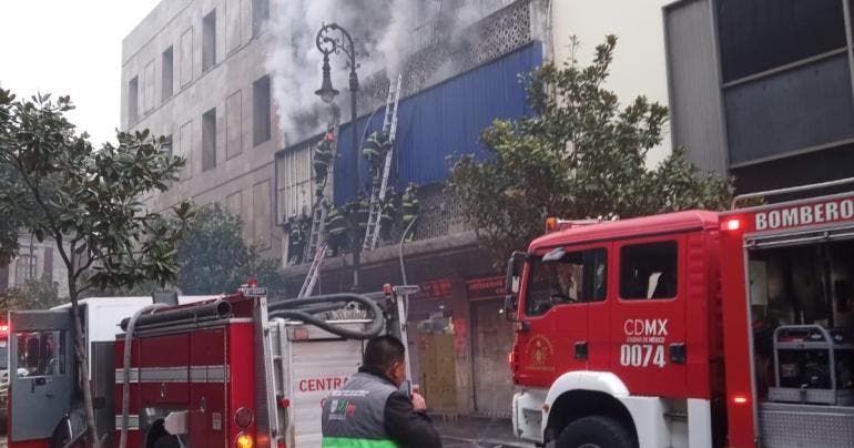 Incendio en bodega se extiende a departamentos en Isabel La Católica