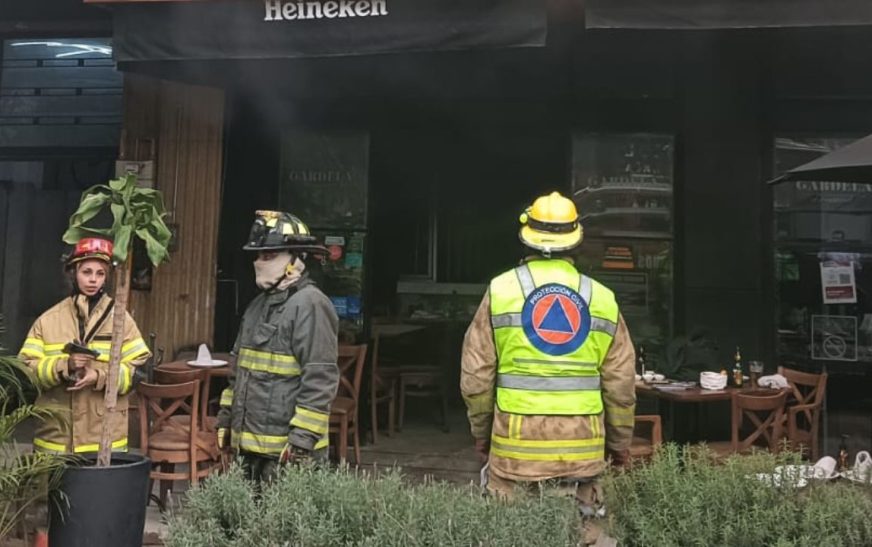 Incendio en restaurante de la Roma Norte moviliza a servicios de emergencia