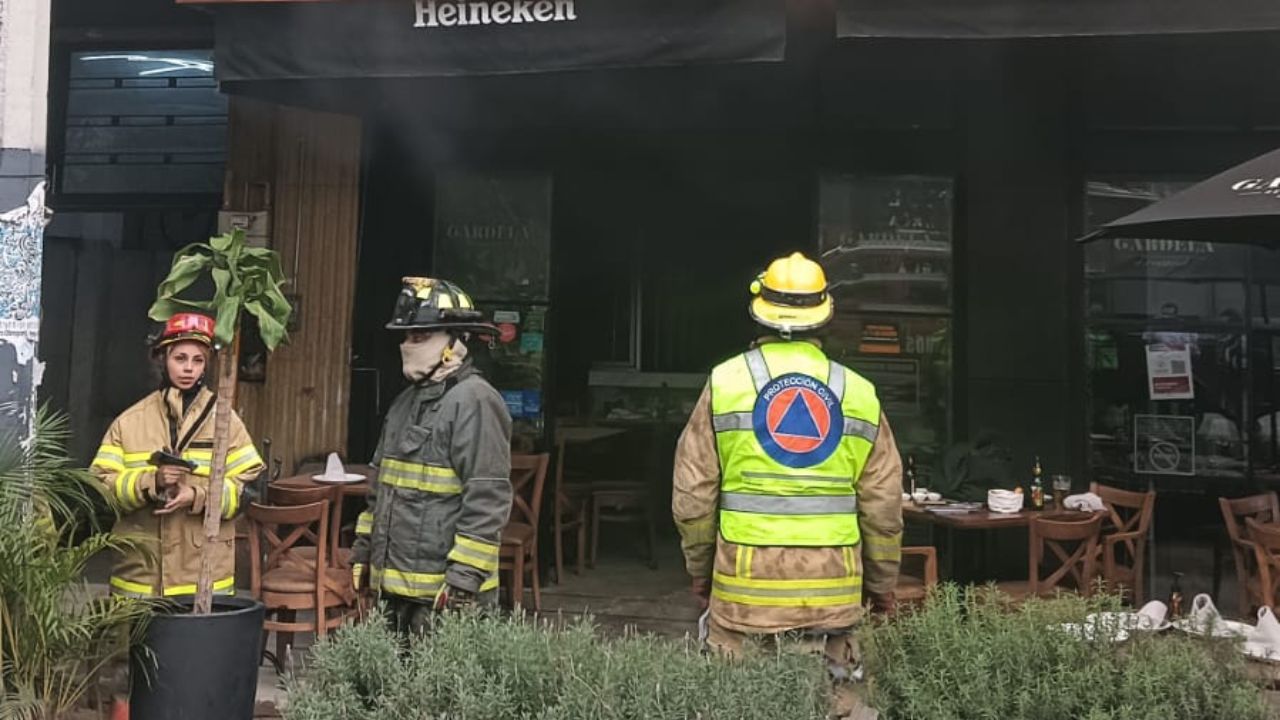 Incendio en restaurante de la Roma Norte moviliza a servicios de emergencia