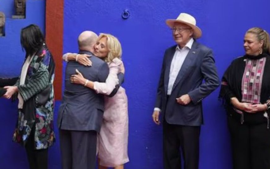 Se da ‘escapadita’ Jill Biden al Museo Frida Kahlo antes de regresar a EUA