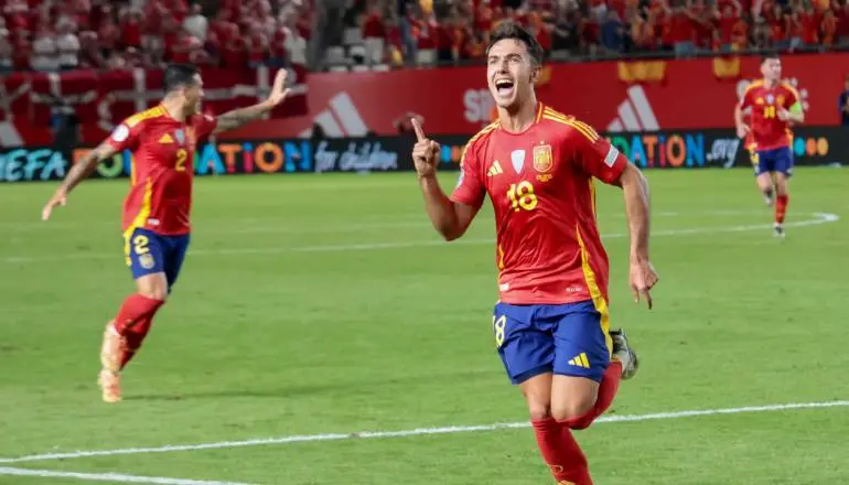 España vence a Dinamarca y toma la cima de su grupo en la Nations League