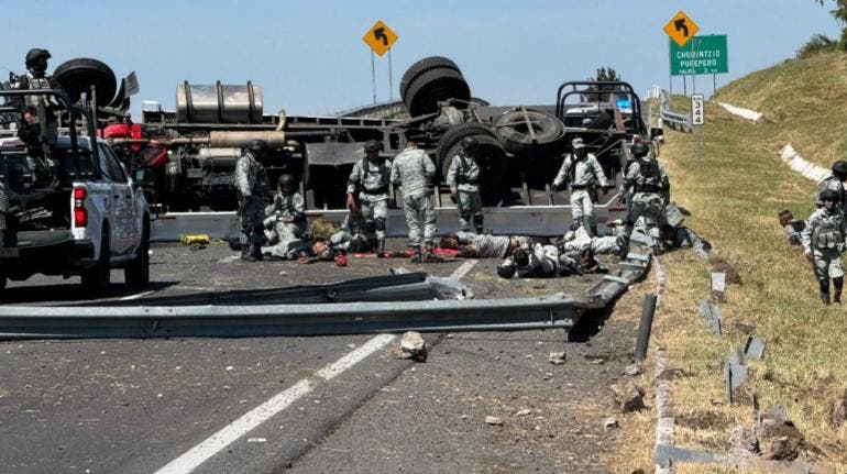 Camión de la GN vuelca en autopista de Michoacán; se reportan tres muertos y 20 heridos