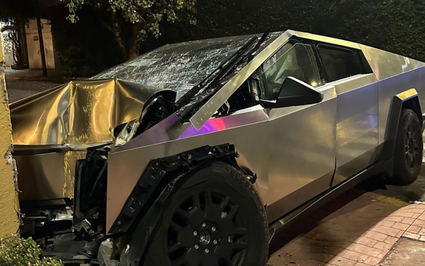 Cybertruck de Tesla termina embarrada contra casa en Miguel Hidalgo