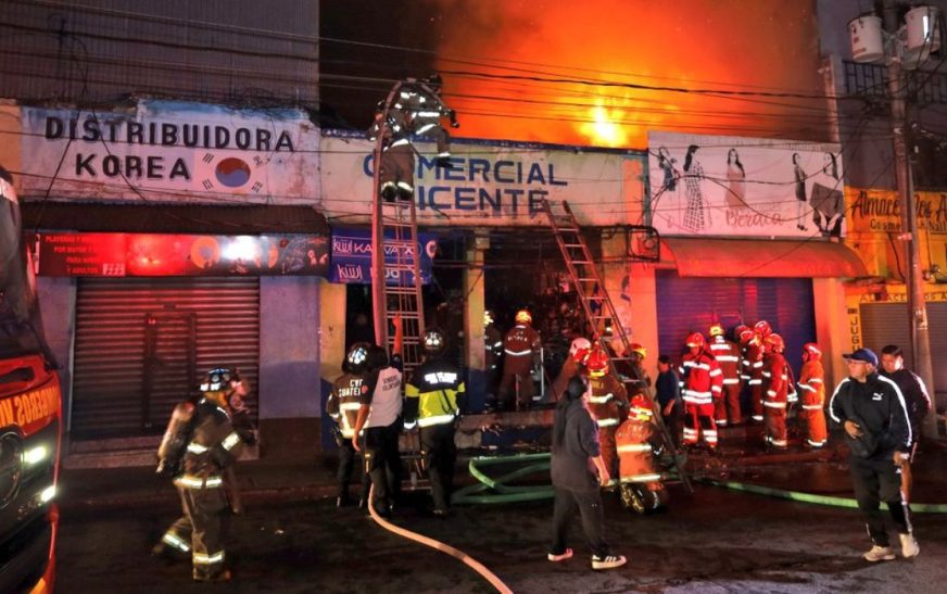 Incendio en maderería en Gómez Palacio provoca la evacuación de 120 residentes