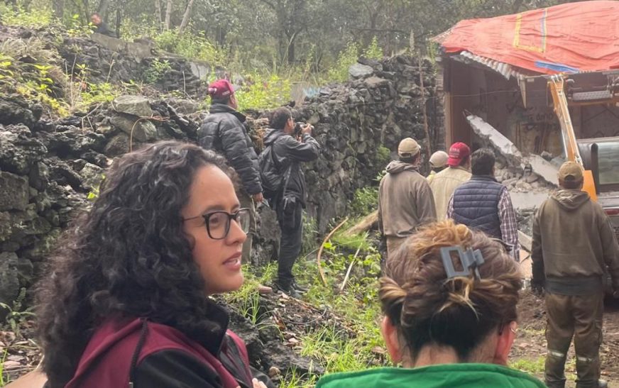 Gaby Osorio durante la recuperación de 3 hectáreas de suelo de conservación en la Carretera Picacho Ajusco