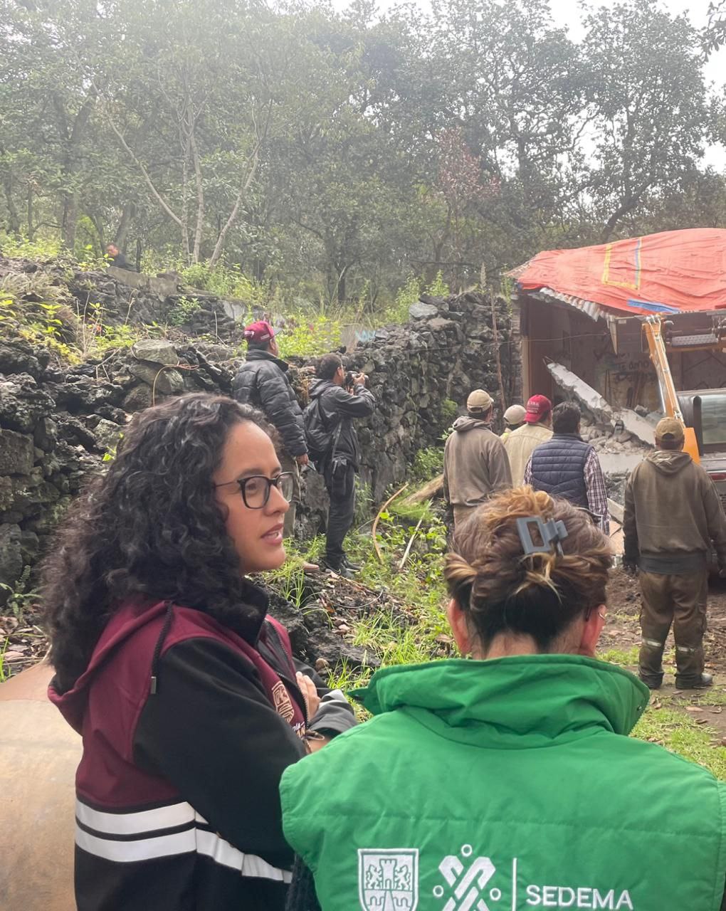 Gaby Osorio durante la recuperación de 3 hectáreas de suelo de conservación en la Carretera Picacho Ajusco