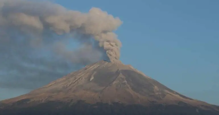 Popocatépetl emite 24 exhalaciones; ceniza se dispersa hacia el sur