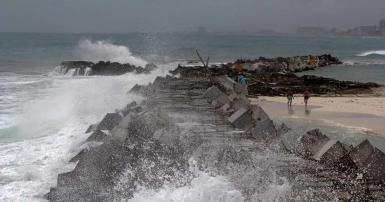 La tormenta Sara se acerca a Belice dejando daños e intensas lluvias en Honduras