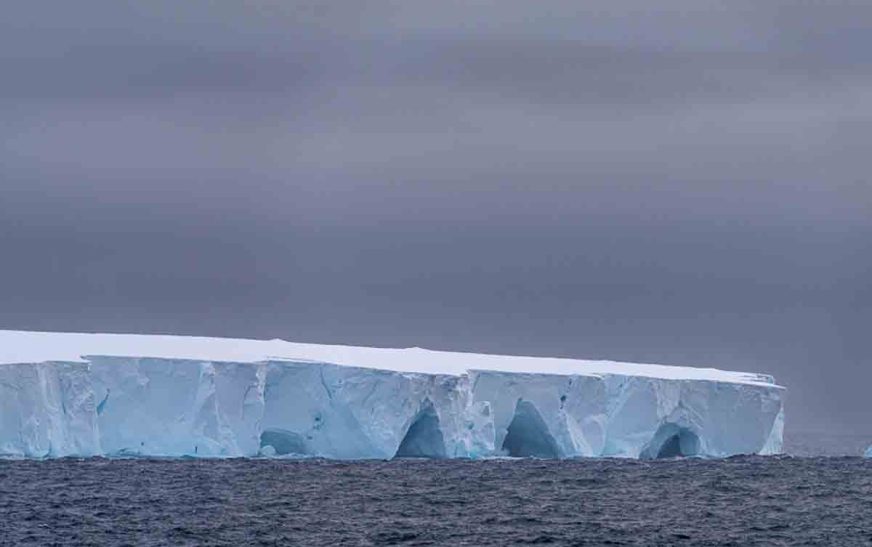 Colosal iceberg de un billón de toneladas se desprende y viaja a la deriva en el Océano Austral