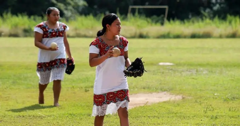 En QRoo, Diablillas de Hondzonot juegan softbol en vestido y descalzas