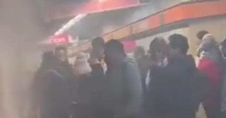 Humo sale de un vagón en la estación Camarones