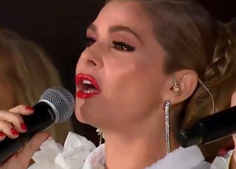 Itatí Cantoral cantó de nuevo a la Virgen de Guadalupe; éste fue el tema que interpretó con su hermano e hijaBorrador automático