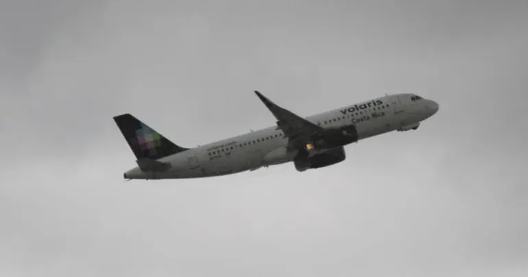 Detienen a pasajero por intentar desviar avión de Volaris a EU