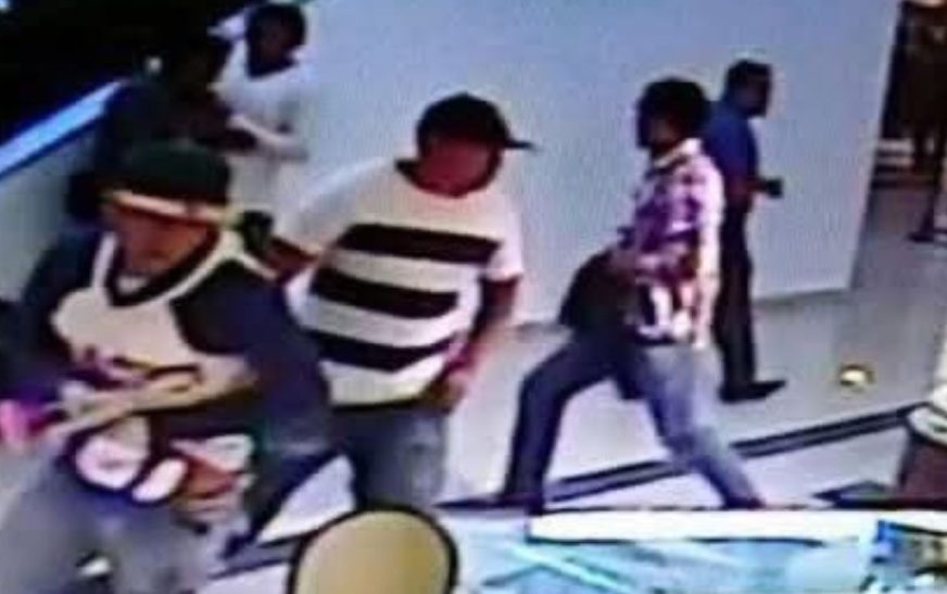 Asalto millonario en joyería desata pánico en la Gran Plaza de Cancún