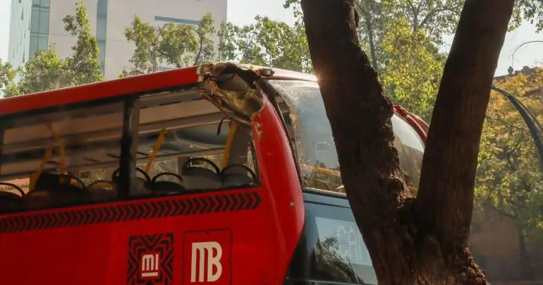 Choca Metrobús de Línea 7 contra un árbol en Paseo de la Reforma