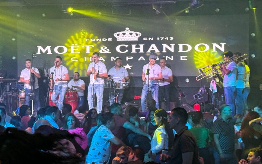 MAMBO CAFÉ celebra 25 años como líder en la música tropical y el baile en México