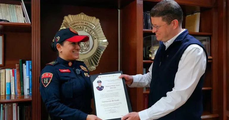 Recompensa SSC a mujer policía por salvar la vida de dos niñas en el Metro