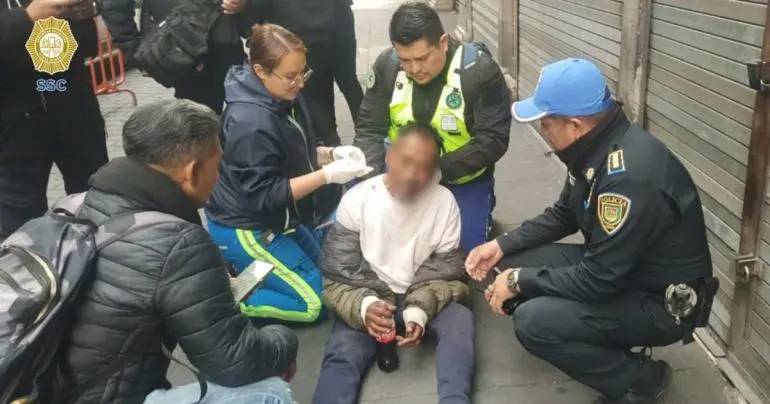 Policías evitaron que hombre se lesionara en calles del Centro Histórico