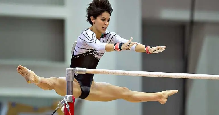 ‘Linchan’ en redes a gimnasta Elsa García por arrojar la bandera de México