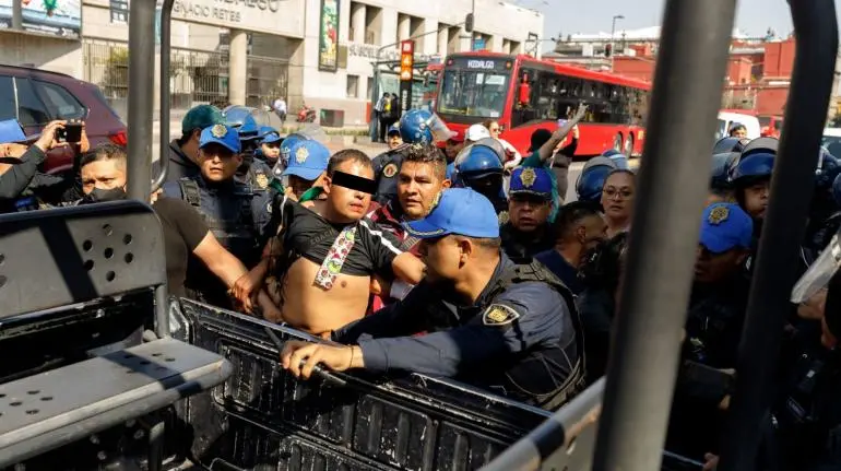 Golpes entre policías y ambulantes en Alameda Central