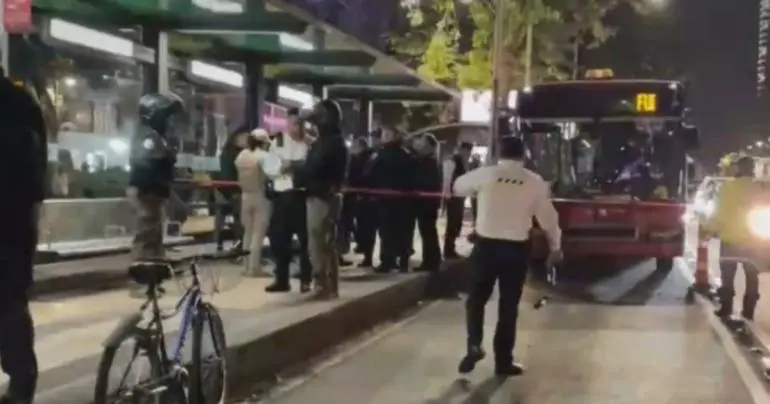 Pasajero muere en Metrobús, a la altura de la estación El Ángel