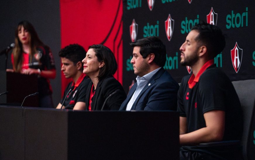 Stori debuta en el fútbol mexicano con Atlas FC y una nueva tarjeta de crédito de marca compartida
