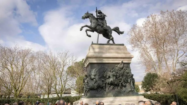 Restaura escultura ecuestre de la heroína Anita Garibaldi en Roma