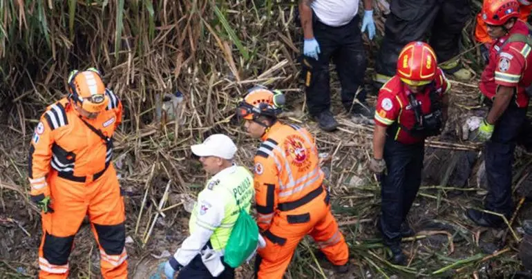 Tragedia en Guatemala… Suman 51 muertos tras caer autobús a río de aguas negras