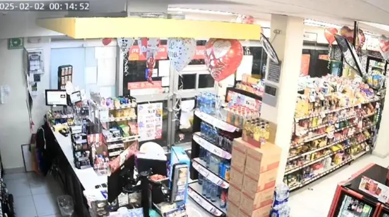 Policía abate a ladrón que rompió cristal para asaltar Oxxo