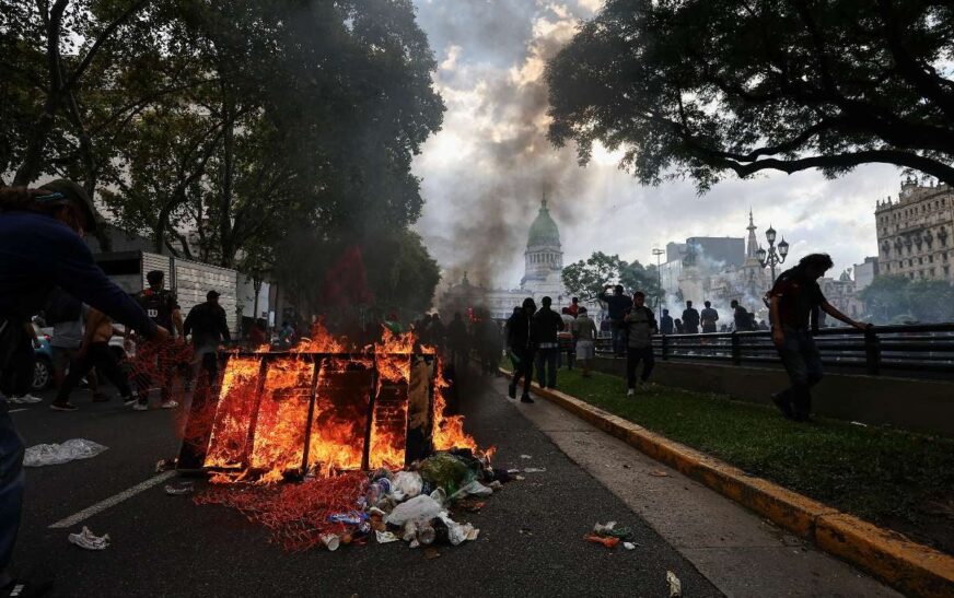 Policías, jubilados y barras bravas chocan en violentas protestas en el Congreso de Argentina