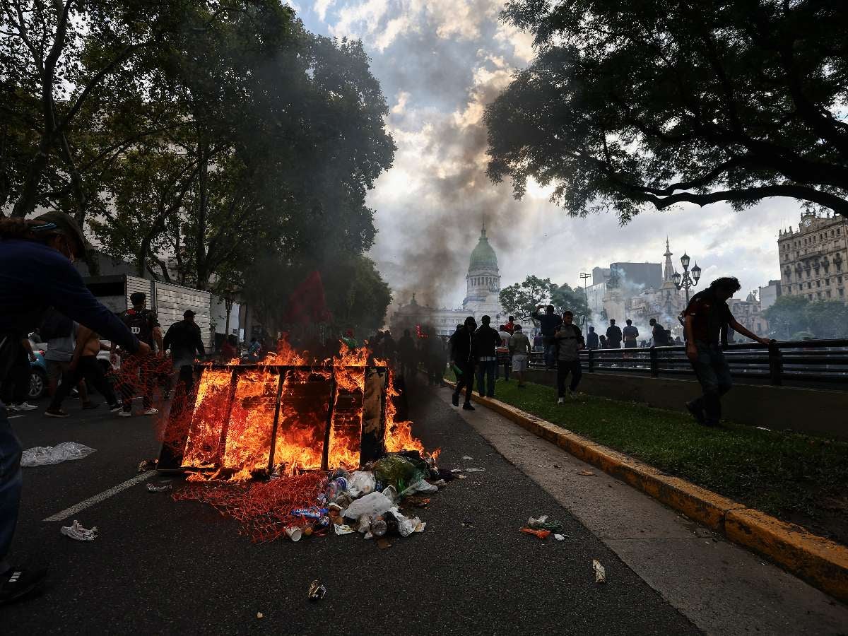 Policías, jubilados y barras bravas chocan en violentas protestas en el Congreso de Argentina