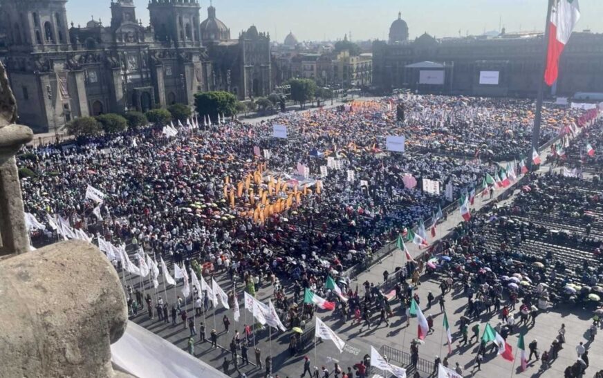 Contingentes arriban al Zócalo previo a la asamblea de Sheinbaum