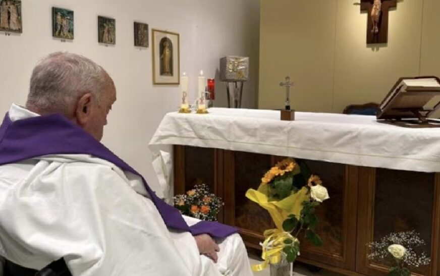 Vaticano difunde primera foto del Papa Francisco desde que fue hospitalizado; reportan su salud como “estable”