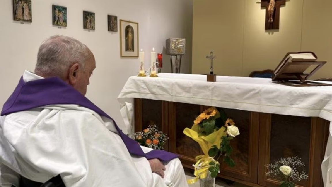 Vaticano difunde primera foto del Papa Francisco desde que fue hospitalizado; reportan su salud como “estable”