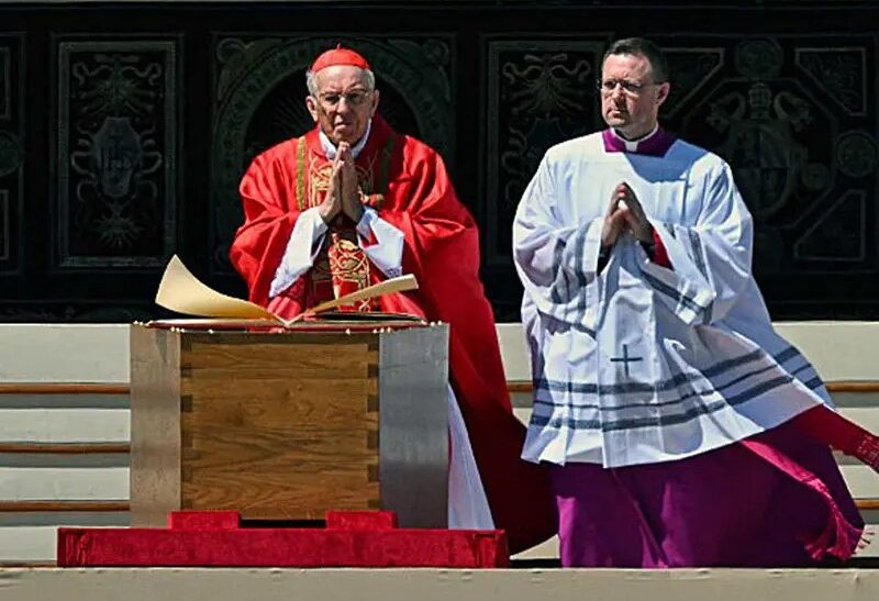 Cardenal Re destaca el llamado del papa a Trump a “construir puentes, no muros”