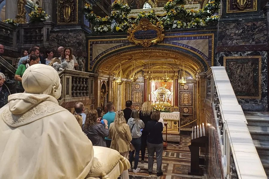 Así será la tumba en la que será enterrado el papa Francisco: una simple losa de mármol en el suelo