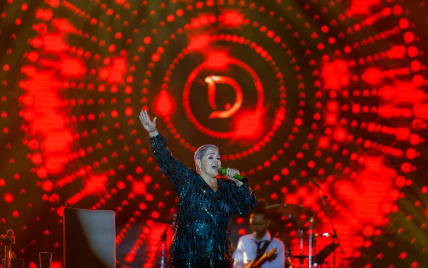 FESTEJAN 100 MIL PERSONAS EL DÍA DE LAS MADRES CON CONCIERTO DE LUPITA D’ALESSIO EN EL ZÓCALO