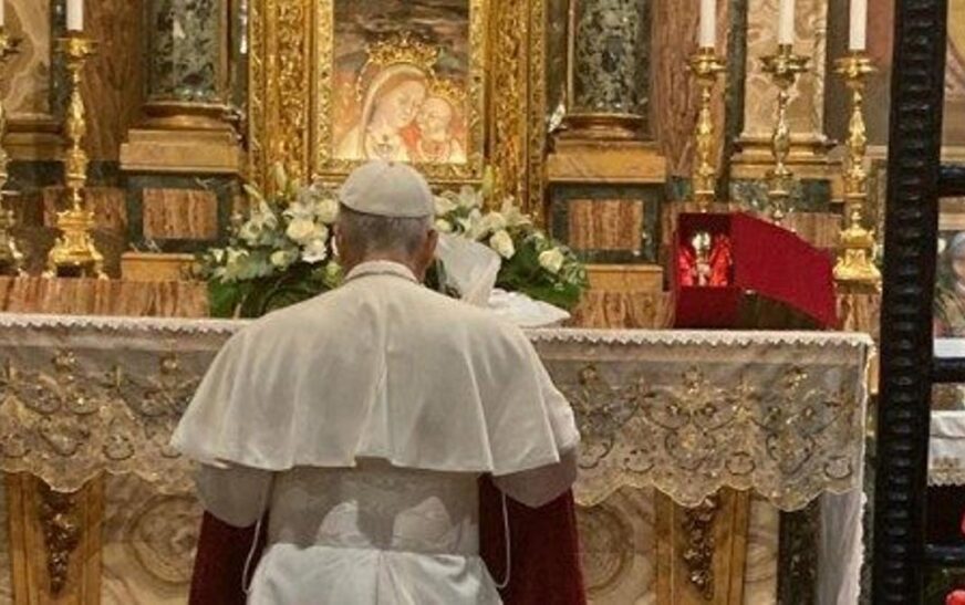 Papa León XIV visita la tumba de Francisco en basílica de Roma