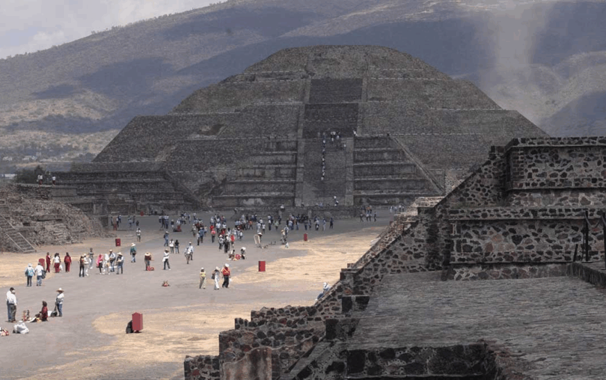 INAH ya permite que visitantes suban a la Pirámide de la Luna en Teotihuacán